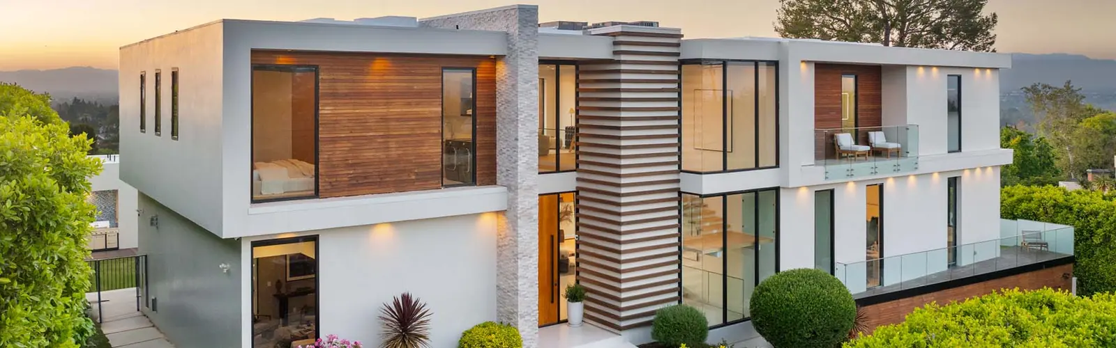 Moderne witte woning met grote ramen en een tuin