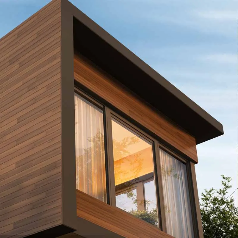 Houten gevelbekleding met een uitstekend raam onder een blauwe lucht