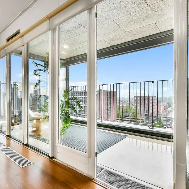 Appartement met een witte schuifpui naar het balkon