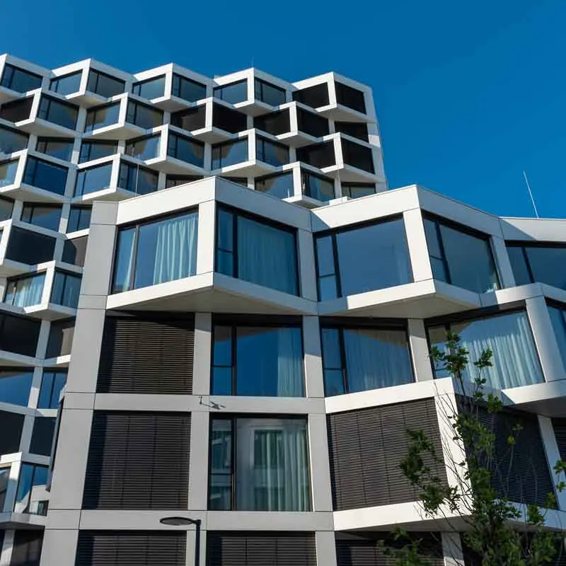 Appartementengebouw met grote ramen in uitstekende kaders